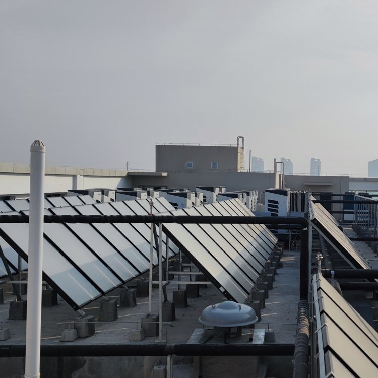 学校集中供热水系统研究 平板太阳能与空气能热水器及太空能设备的协同应用
